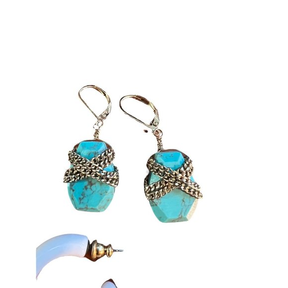 Lot of 4 pair Pierced Earrings Faux Turquoise White Acrylic Black Gold Tone - Picture 4 of 5